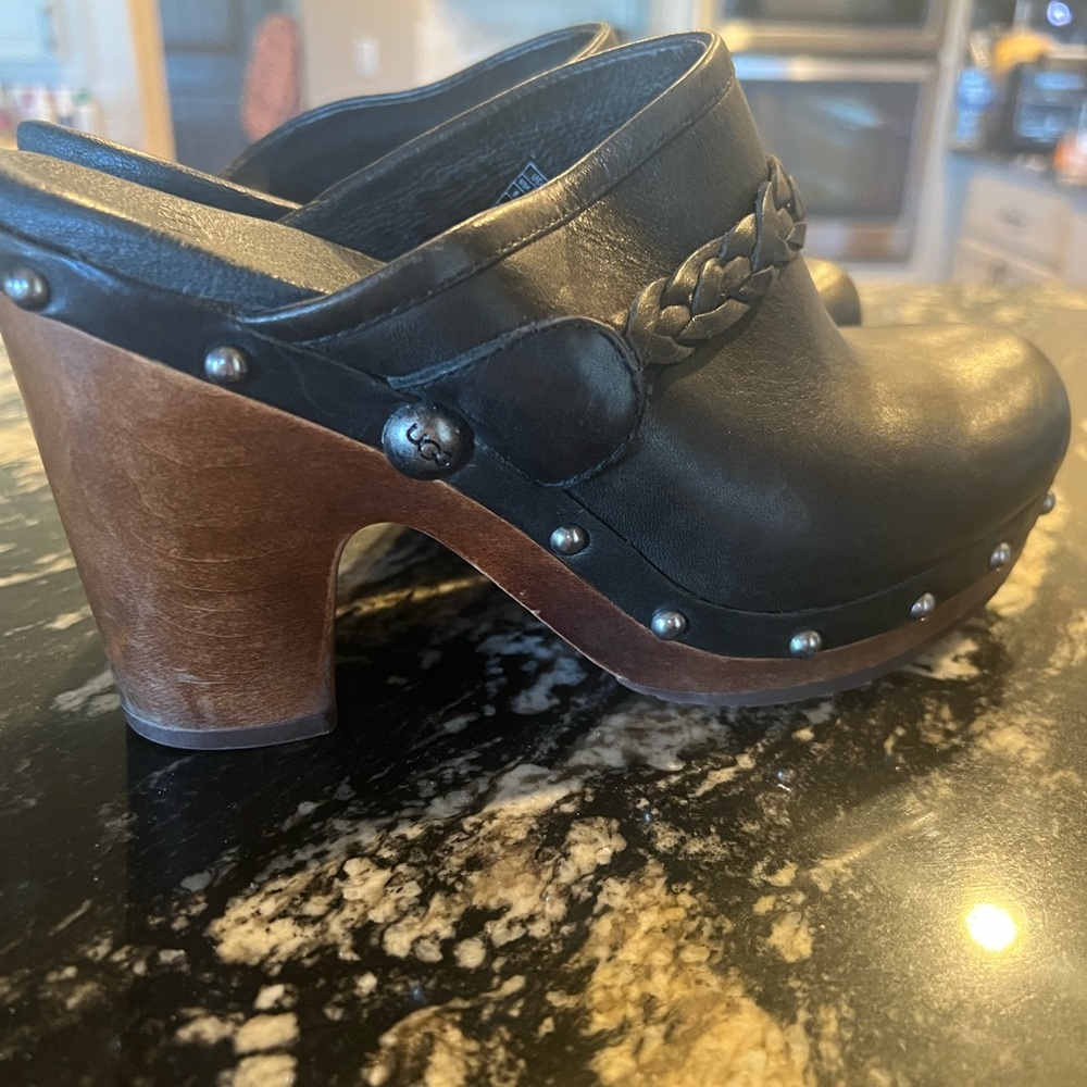 Ugg clog